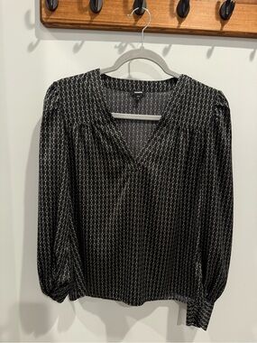 Express Black V-Neck Chain-Pattern Blouse